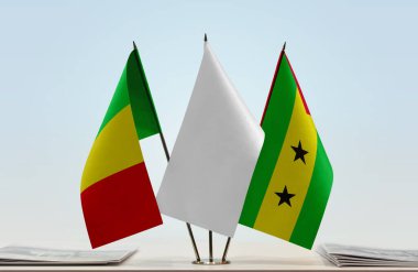 Mali Sao Tome, Principe ve evraklarla birlikte beyaz bayraklar.