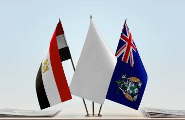 Mısır Yükseliş Adası ve beyaz bayraklar masanın üzerinde gazetelerle