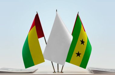 Gine-Bissau STP ve evraklarla birlikte beyaz bayraklar  