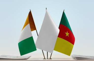 Fildişi Sahili Kamerun ve beyaz bayraklar kağıtlarla birlikte duruyor
