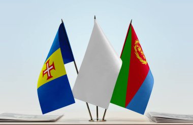 Madeira Eritrea ve beyaz bayraklar evrakların yanında.