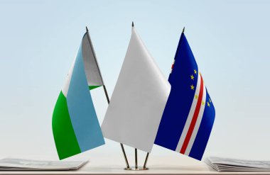 Cibuti Burnu Verde ve beyaz bayraklar masanın üzerinde gazetelerle