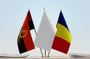 Angola Çad ve beyaz bayraklar kağıtlarla ayakta
