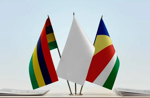 Mauritius Seychellerna Och Vita Flaggor Monter Med Papper — Stockfoto