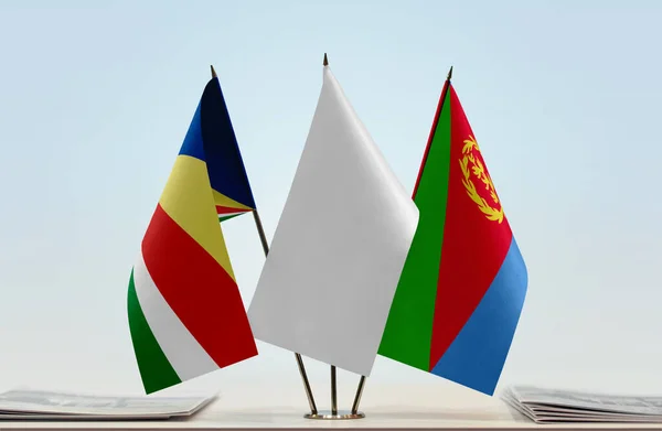 Seychellerna Eritrea Och Vit Flagga Monter Med Papper — Stockfoto