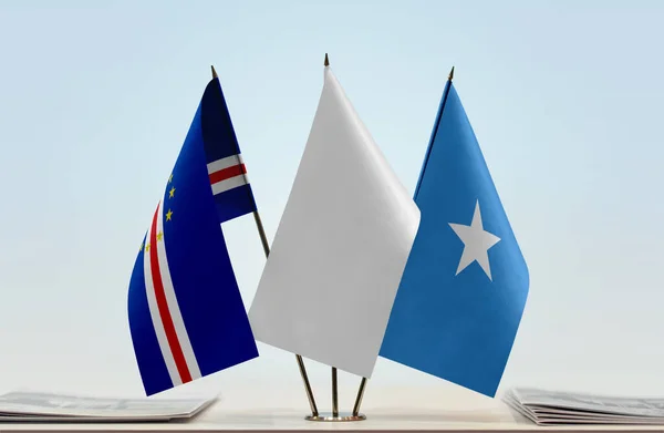 Cap Vert Somalie Drapeaux Blancs Sur Stand Avec Des Papiers — Photo