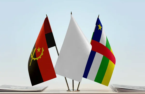 Angola Centralafrikanska Republiken Och Vita Flaggor Monter Med Papper — Stockfoto