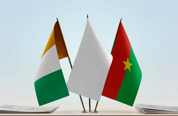 Ακτή Ελεφαντοστού Μπουρκίνα Φάσο Και Λευκές Σημαίες Στο Περίπτερο Χαρτιά — Φωτογραφία Αρχείου