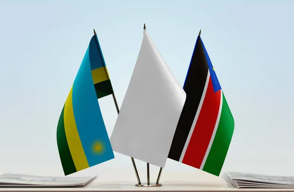 Rwanda Sydsudan Och Vit Flagga Monter Med Papper — Stockfoto