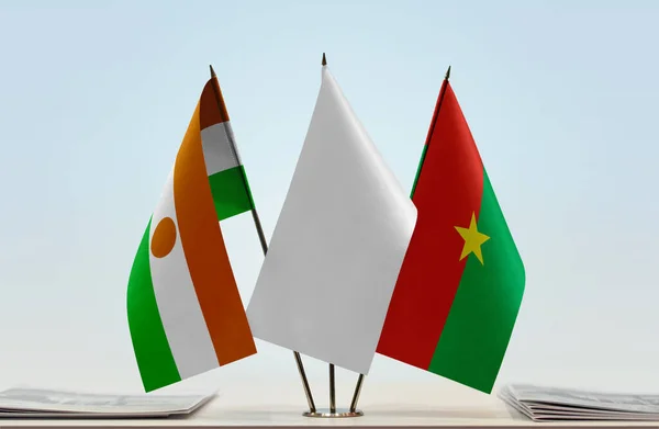 Νίγηρας Μπουρκίνα Φάσο Και Λευκές Σημαίες Στο Περίπτερο Χαρτιά — Φωτογραφία Αρχείου