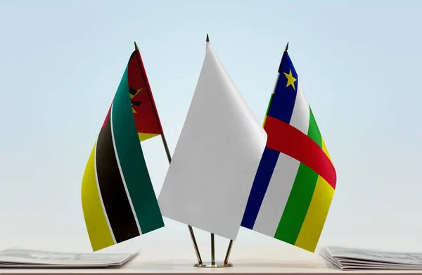 Μοζαμβίκη Κεντροαφρικανική Δημοκρατία Και Λευκές Σημαίες Στάση Χαρτιά — Φωτογραφία Αρχείου