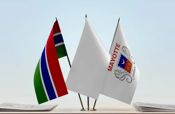 Gambie Mayotte Bílá Vlajka Stojanu Papíry — Stock fotografie