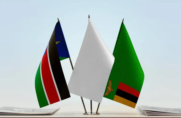 Sul Sudão Zâmbia Bandeira Branca Stand Com Papéis — Fotografia de Stock