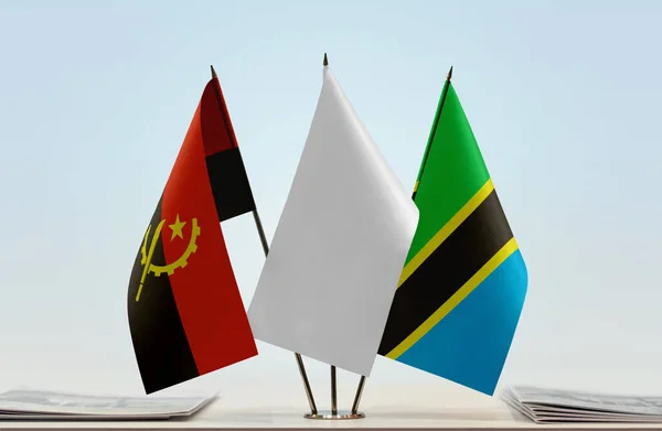 Angola Tanzania Och Vita Flaggor Monter Med Papper — Stockfoto