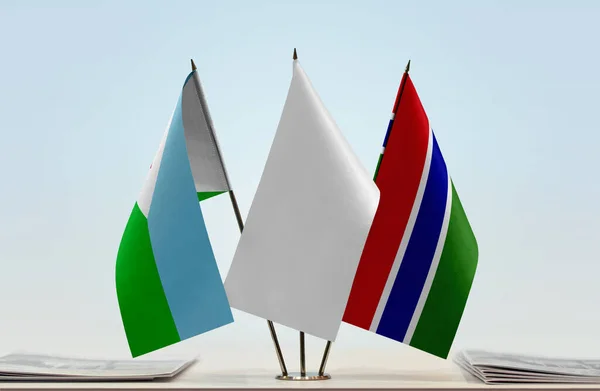 Τζιμπουτί Γκάμπια Και Λευκές Σημαίες Στάση Εφημερίδες Στο Τραπέζι — Φωτογραφία Αρχείου