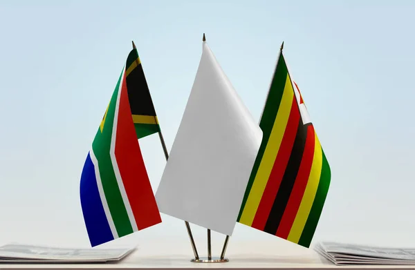 Rsa Zimbabwe Drapeau Blanc Sur Stand Avec Des Papiers — Photo