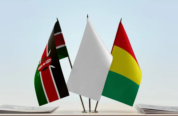 Kenya Guinea Och Vita Flaggor Monter Med Papper — Stockfoto