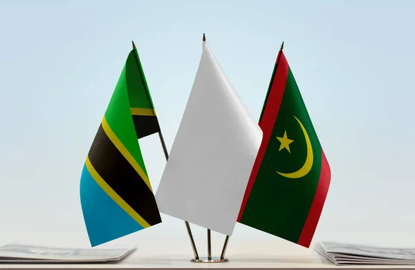 Tanzania Mauretanien Och Vit Flagga Monter Med Papper — Stockfoto