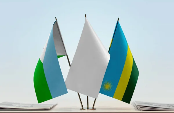 Djibouti Rwanda Och Vita Flaggor Monter Med Tidningar Bordet — Stockfoto