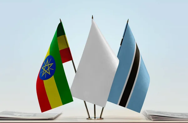 Etiopien Botswana Och Vita Flaggor Monter Med Papper — Stockfoto