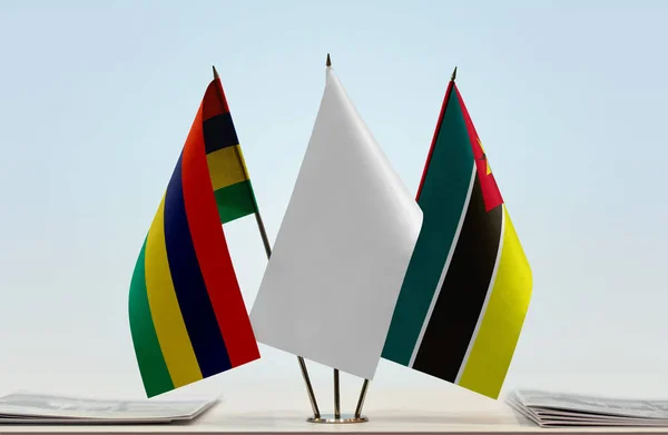 Mauricio Mozambique Banderas Blancas Stand Con Papeles — Foto de Stock