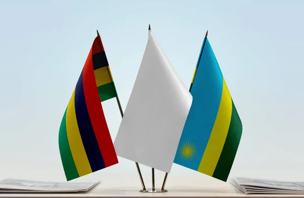 Mauritius Rwanda Och Vita Flaggor Monter Med Papper — Stockfoto