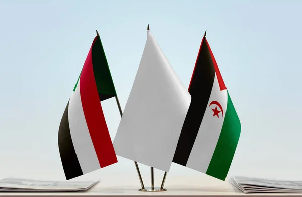 Судан Садр Белый Флаг Трибуне Бумагами — стоковое фото
