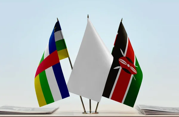Centralafrikanska Republiken Kenya Och Vita Flaggor Monter Med Papper — Stockfoto