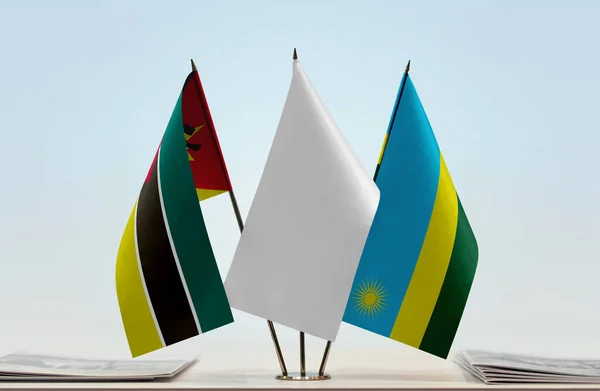 Moçambique Rwanda Och Vita Flaggor Monter Med Papper — Stockfoto