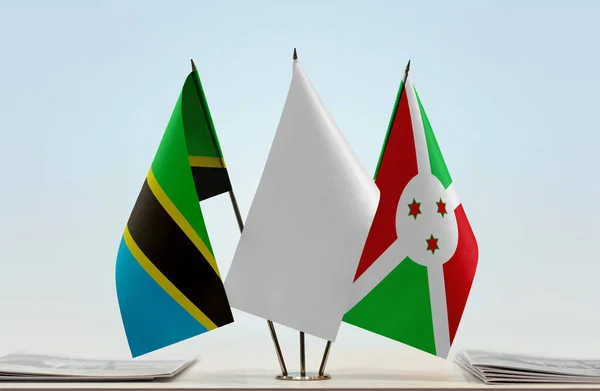 Tanzania Burundi Och Vit Flagga Monter Med Papper — Stockfoto