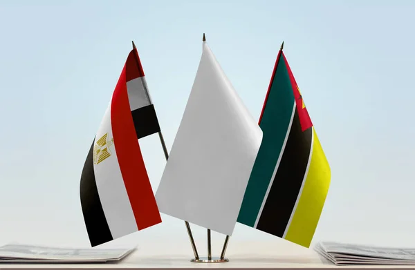Египет Мозамбик Белые Флаги Стенде Бумагами — стоковое фото