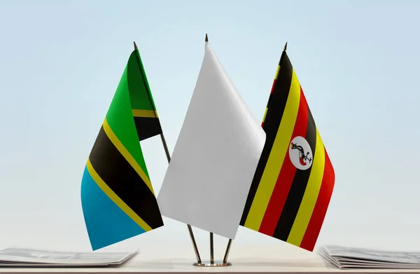Tanzania Uganda Och Vit Flagga Monter Med Papper — Stockfoto