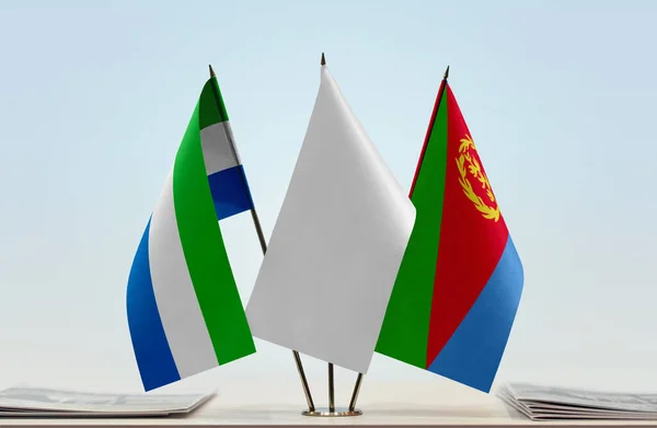 Serra Leoa Eritreia Bandeira Branca Stand Com Papéis — Fotografia de Stock