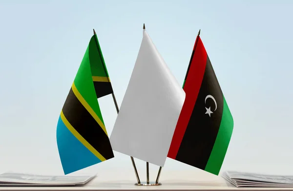 Tanzania Libyen Och Vit Flagga Monter Med Papper — Stockfoto