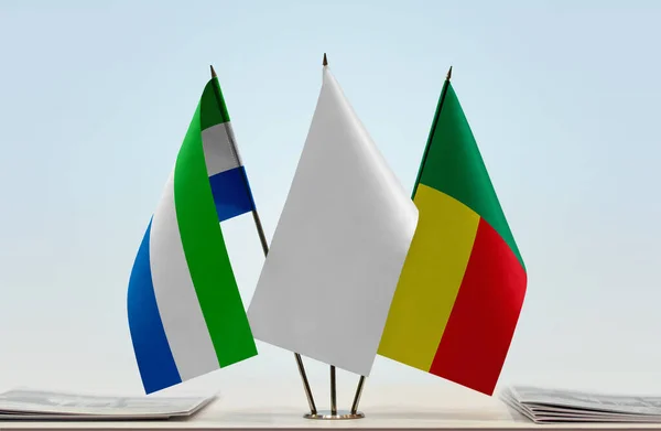 Σιέρα Λεόνε Μπενίν Και Λευκή Σημαία Στάση Χαρτιά — Φωτογραφία Αρχείου