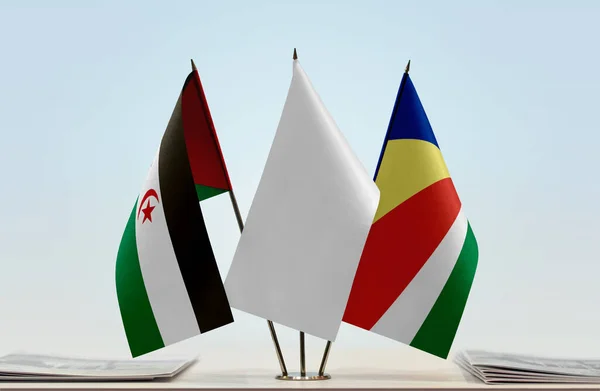 Sadr Сейшелы Белый Флаг Стенде Бумагами — стоковое фото