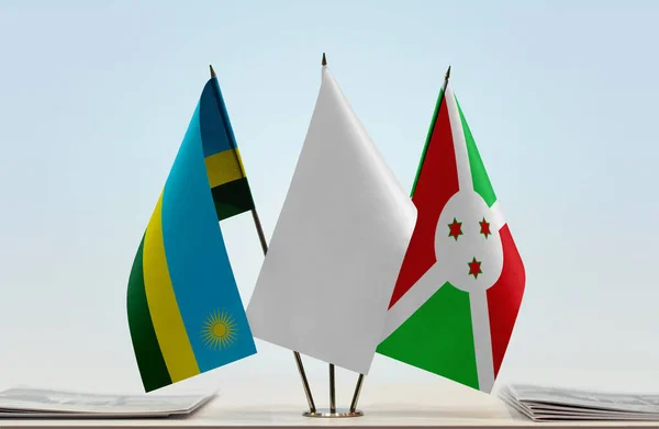 Rwanda Burundi Och Vit Flagga Monter Med Papper — Stockfoto