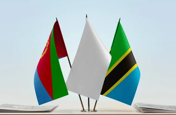 Eritrea Tanzania Och Vita Flaggor Monter Med Papper — Stockfoto