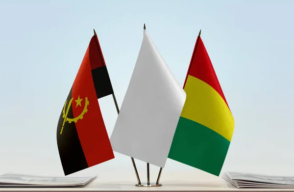 Angola Guinea Och Vita Flaggor Monter Med Papper — Stockfoto