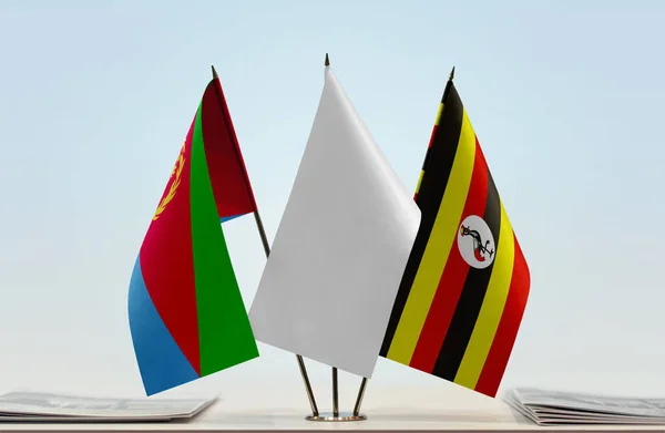 Eritrea Uganda Och Vita Flaggor Monter Med Papper — Stockfoto