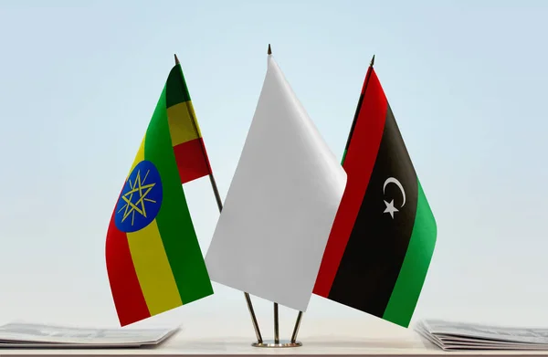 Etiopien Libyen Och Vita Flaggor Monter Med Papper — Stockfoto