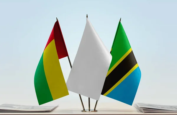 Guinea Bissau Tanzania Och Vita Flaggor Monter Med Papper — Stockfoto