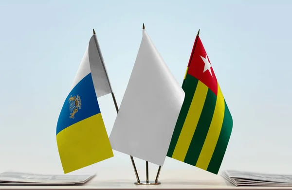 Islas Canarias Togo Banderas Blancas Stand Con Papeles —  Fotos de Stock