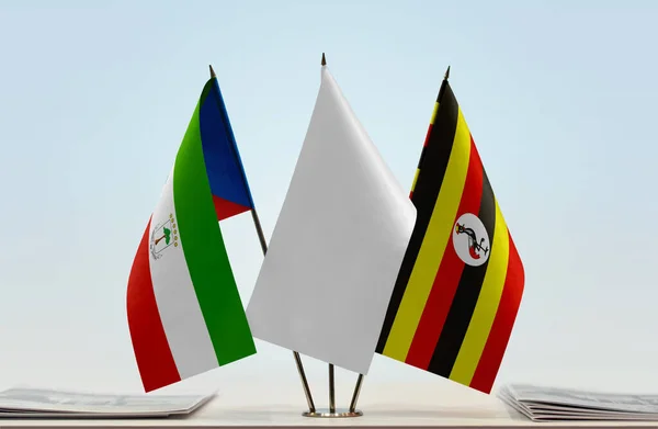 Экваториальная Гвинея Уганды Белые Флаги Стенде Бумагами — стоковое фото