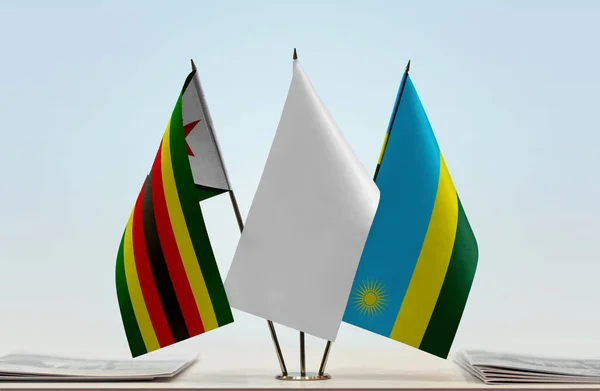 Zimbabwe Rwanda Och Vit Flagga Monter Med Papper — Stockfoto