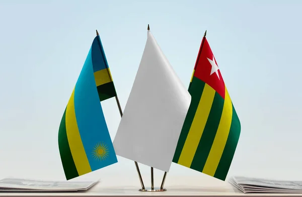Rwanda Togo Och Vit Flagga Monter Med Papper — Stockfoto