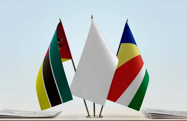 Moçambique Seychellerna Och Vita Flaggor Monter Med Papper — Stockfoto