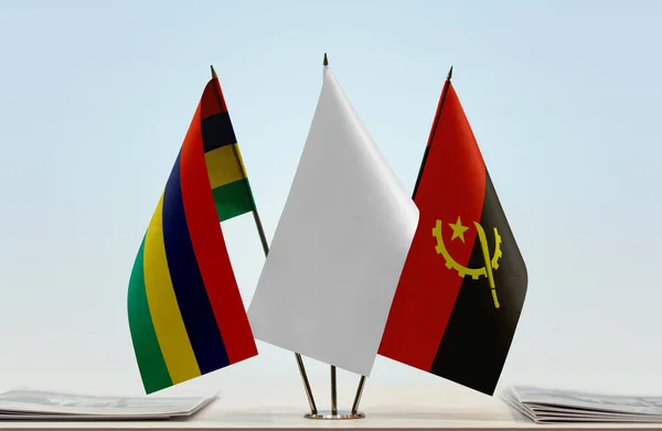 Mauritius Angola Och Vita Flaggor Monter Med Papper — Stockfoto