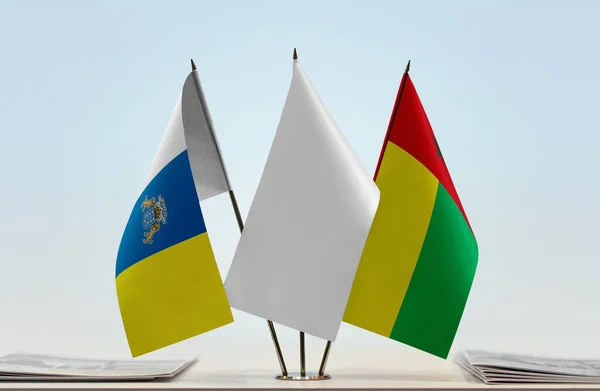 Islas Canarias Guinea Bissau Banderas Blancas Stand Con Papeles —  Fotos de Stock
