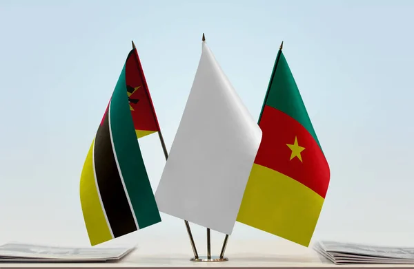 Moçambique Kamerun Och Vita Flaggor Monter Med Papper — Stockfoto